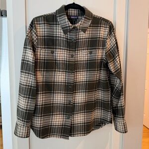 Patagonia Women’s Green/White Flannel Shirt. Size S